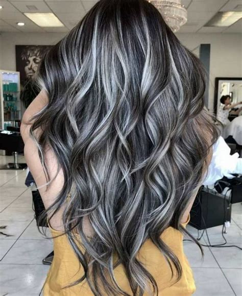schwarze haare mit grauen strähnen